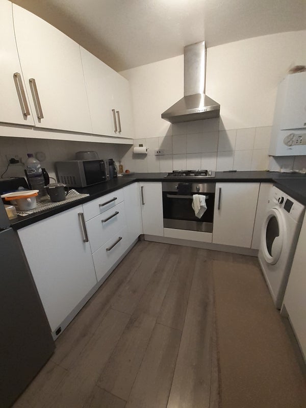 Room Greenway Close in Greater London