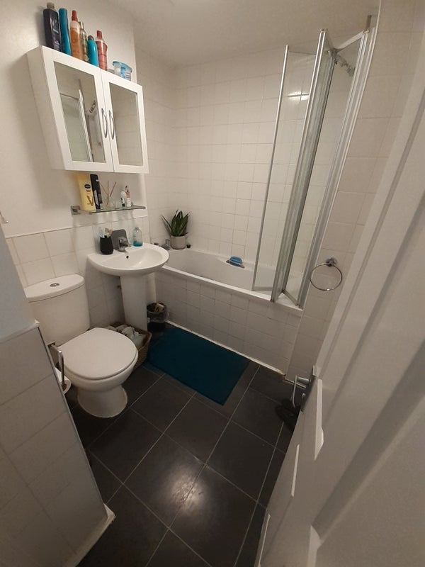 Room Greenway Close in Greater London