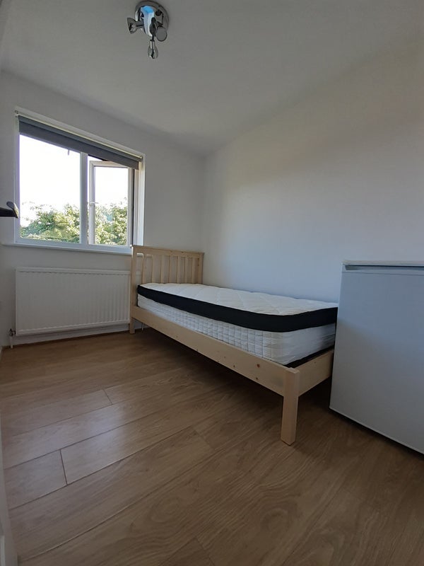 Room Greenway Close in Greater London