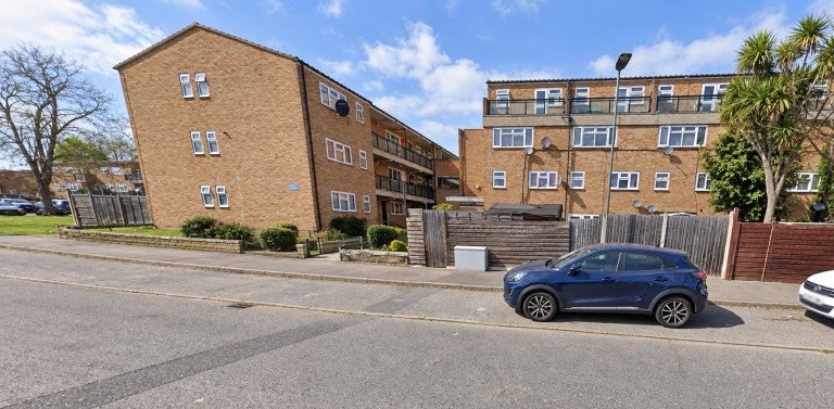 Flat Wadhurst Close in Greater London