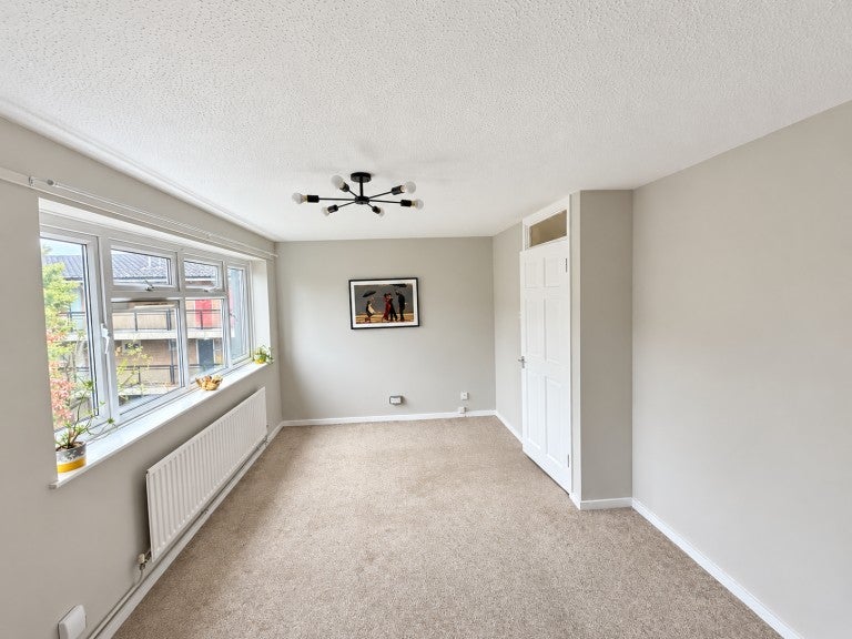 Flat Wadhurst Close in Greater London