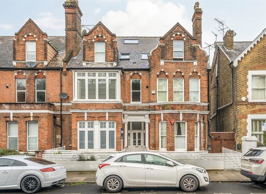 Flat Humber Road in Greater London