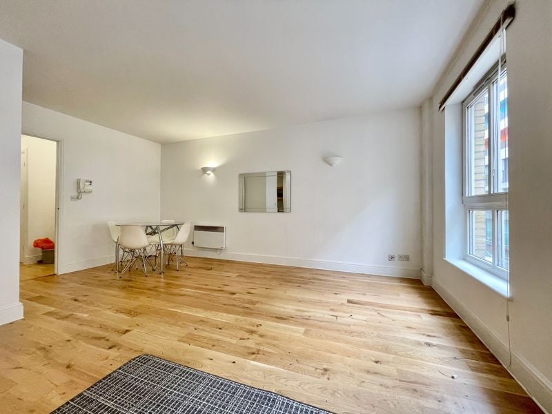 Flat Coke Street in Greater London
