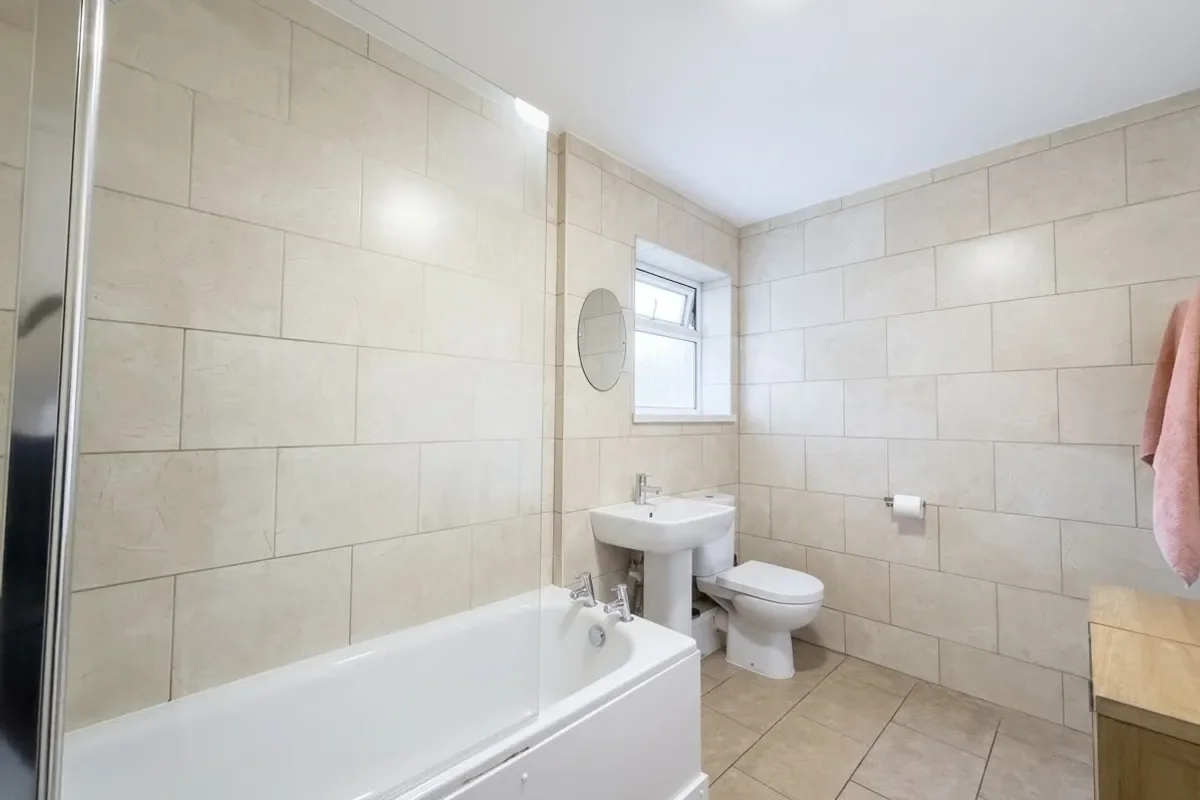 Flat Grange Road in Greater London