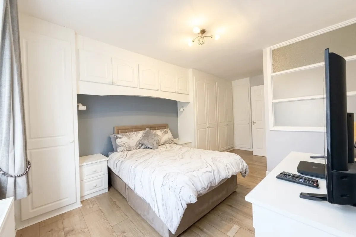 Flat Grange Road in Greater London