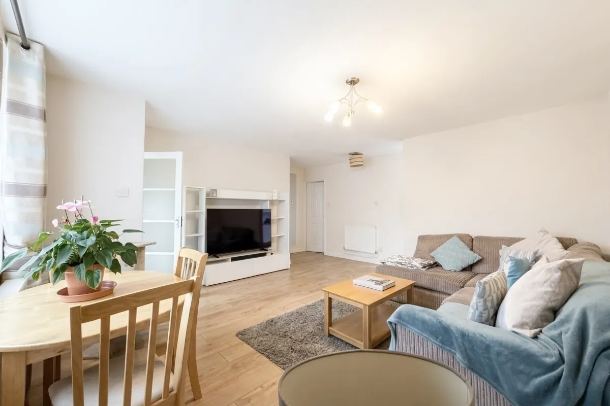 Flat Grange Road in Greater London