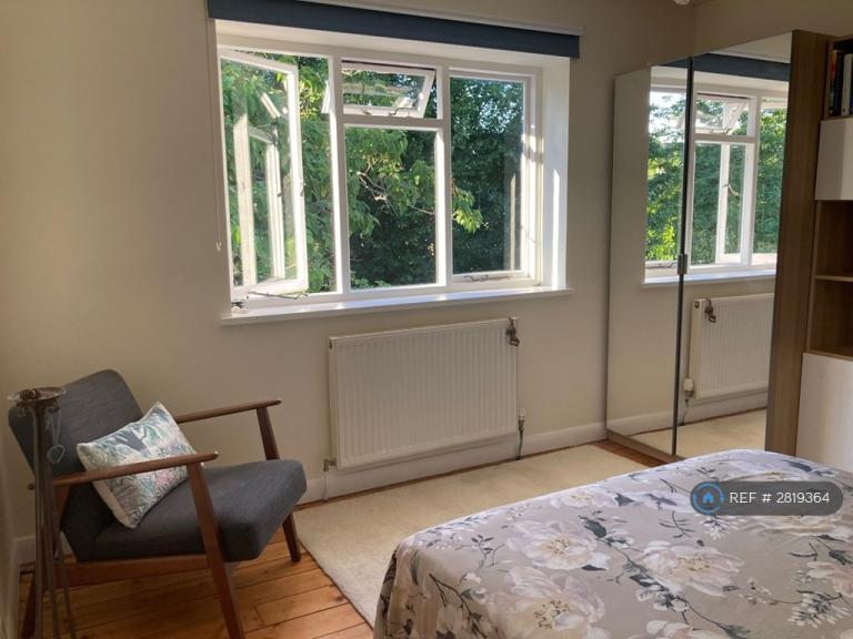 Room Hilly Fields Crescent in Greater London
