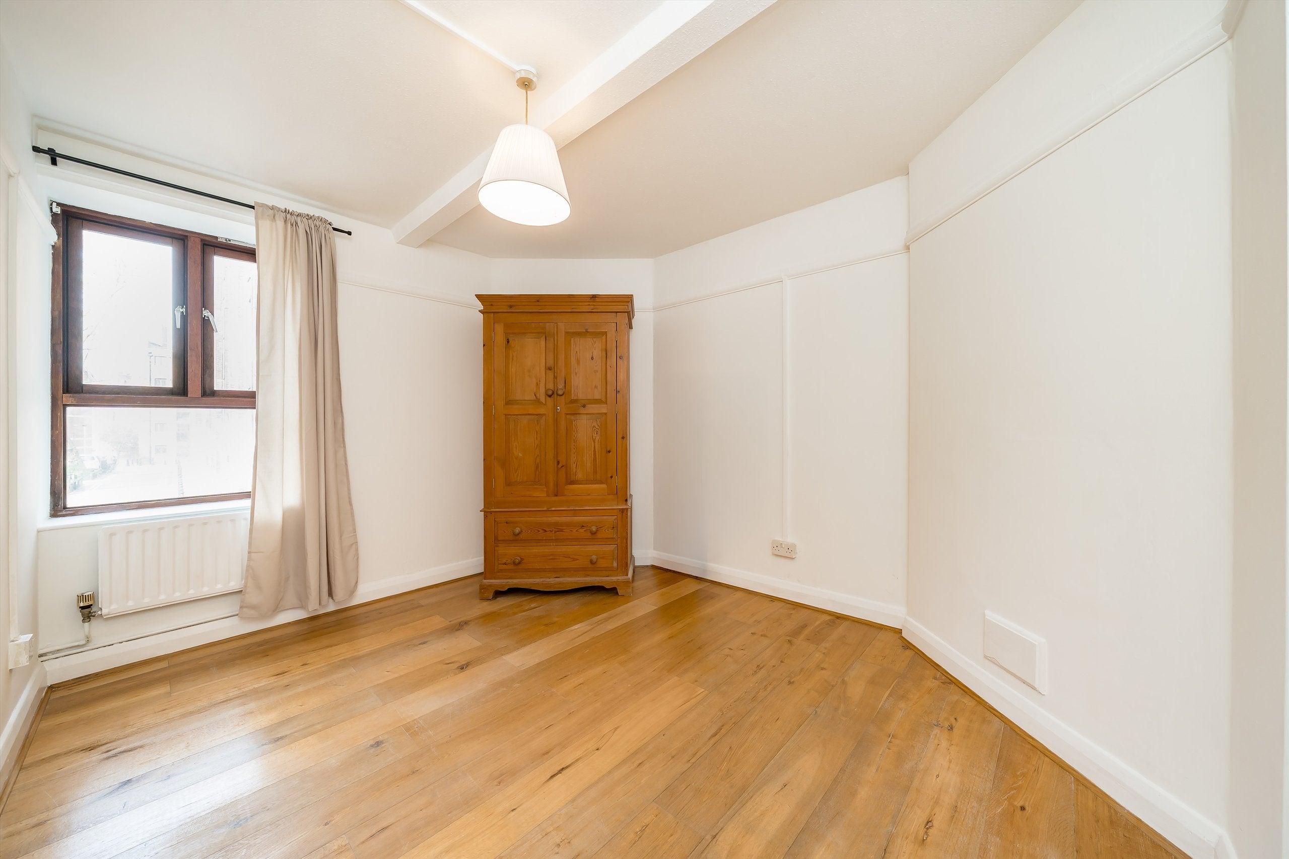 Flat Kintyre Court in Greater London