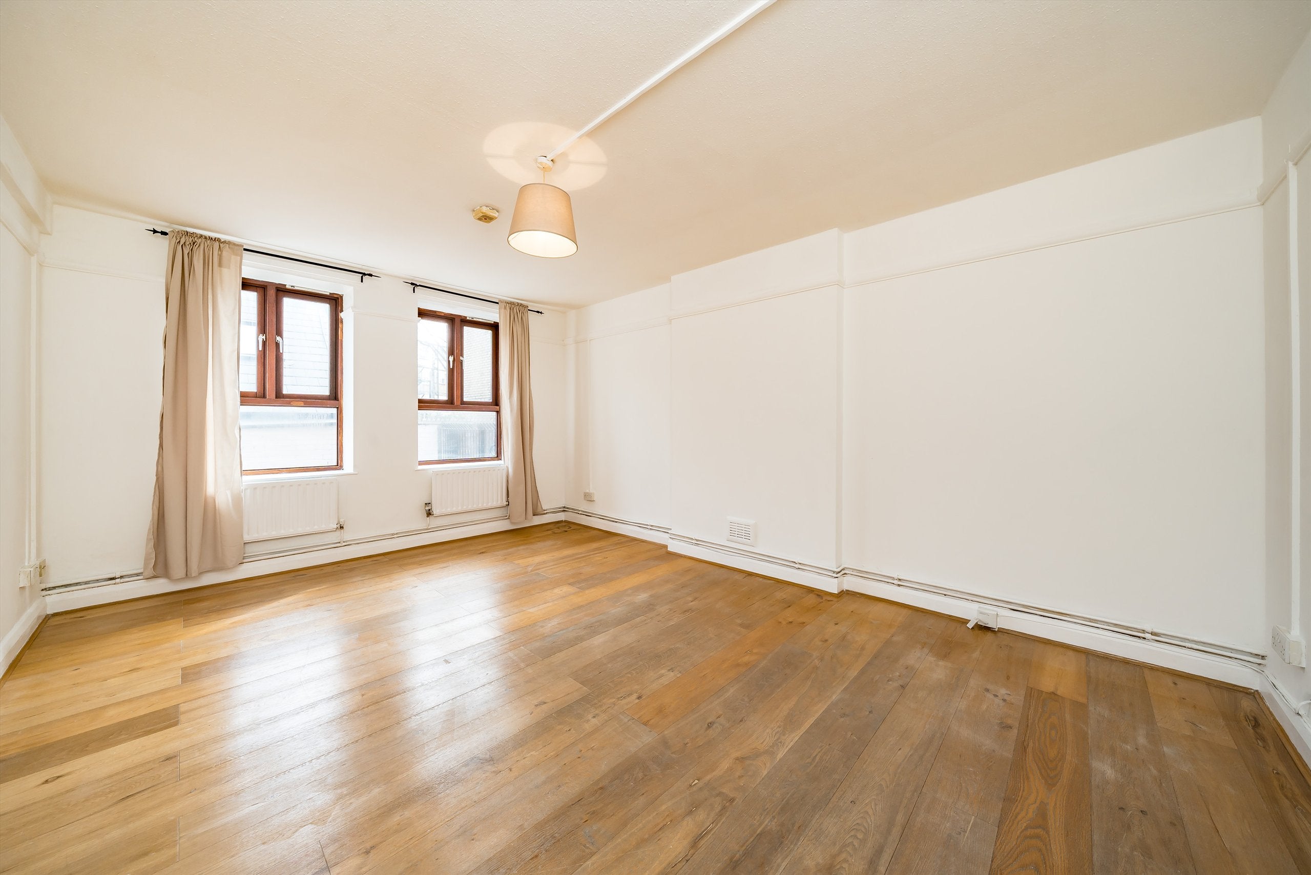 Flat Kintyre Court in Greater London