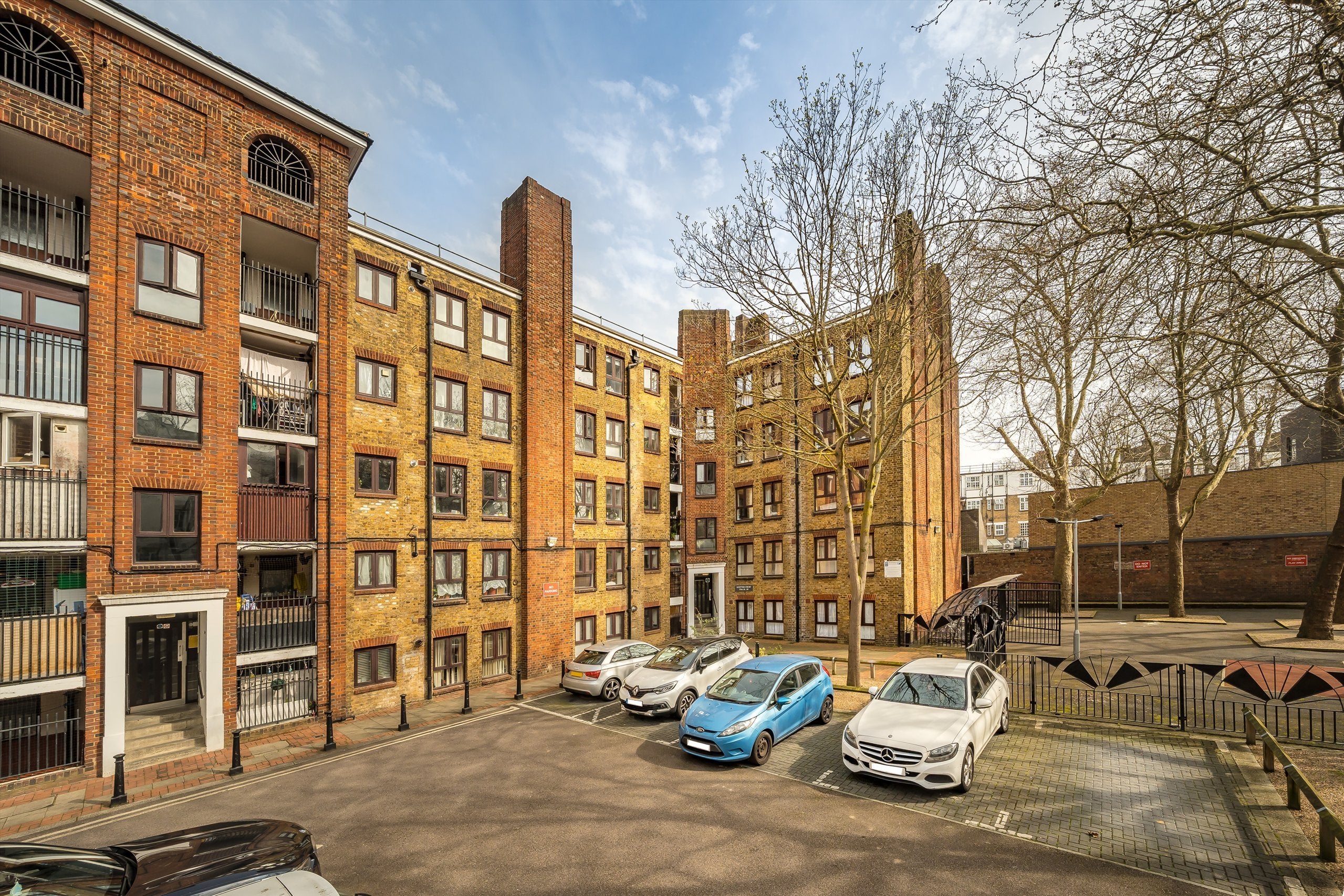 Flat Kintyre Court in Greater London