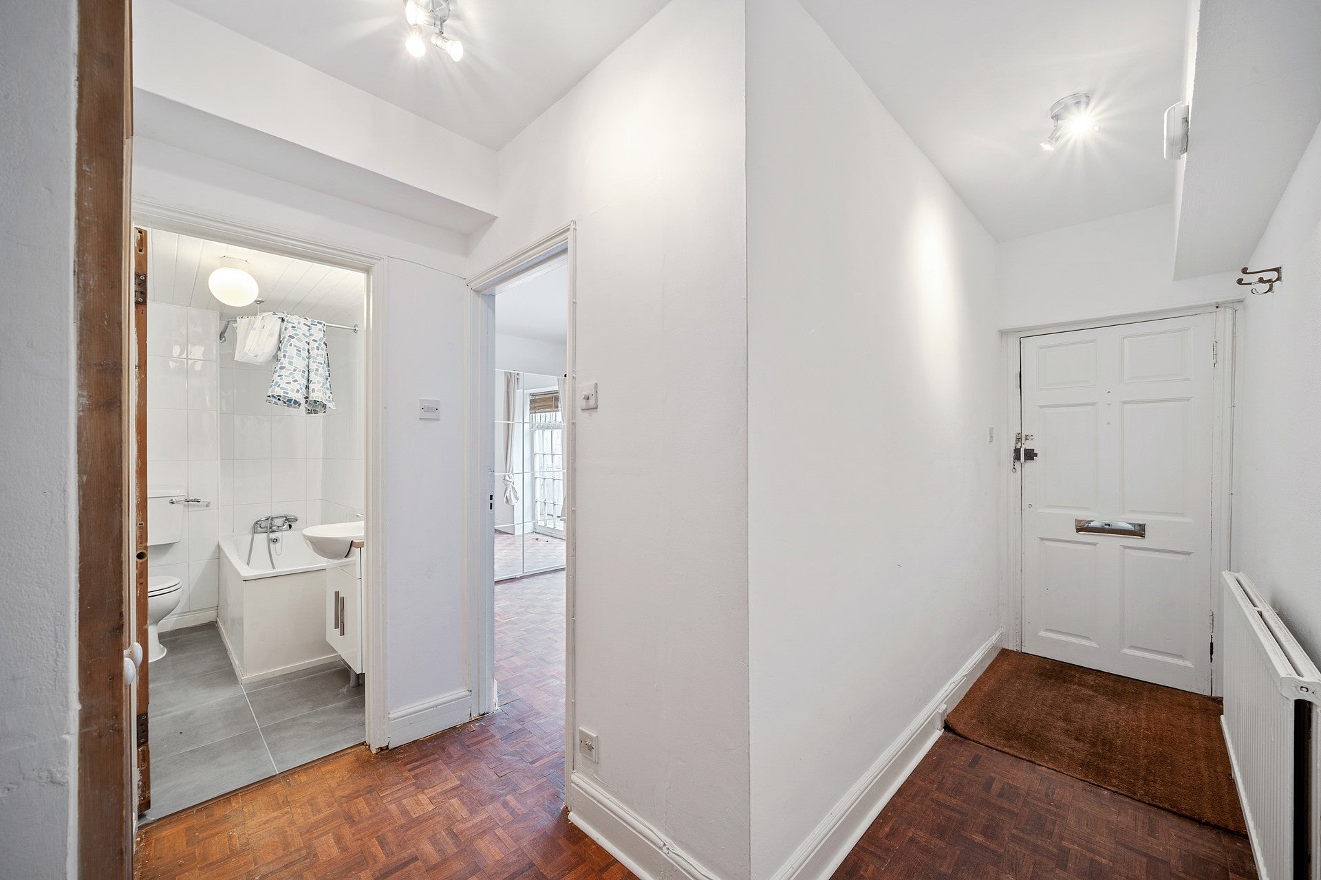 Flat Queen's Crescent in Greater London