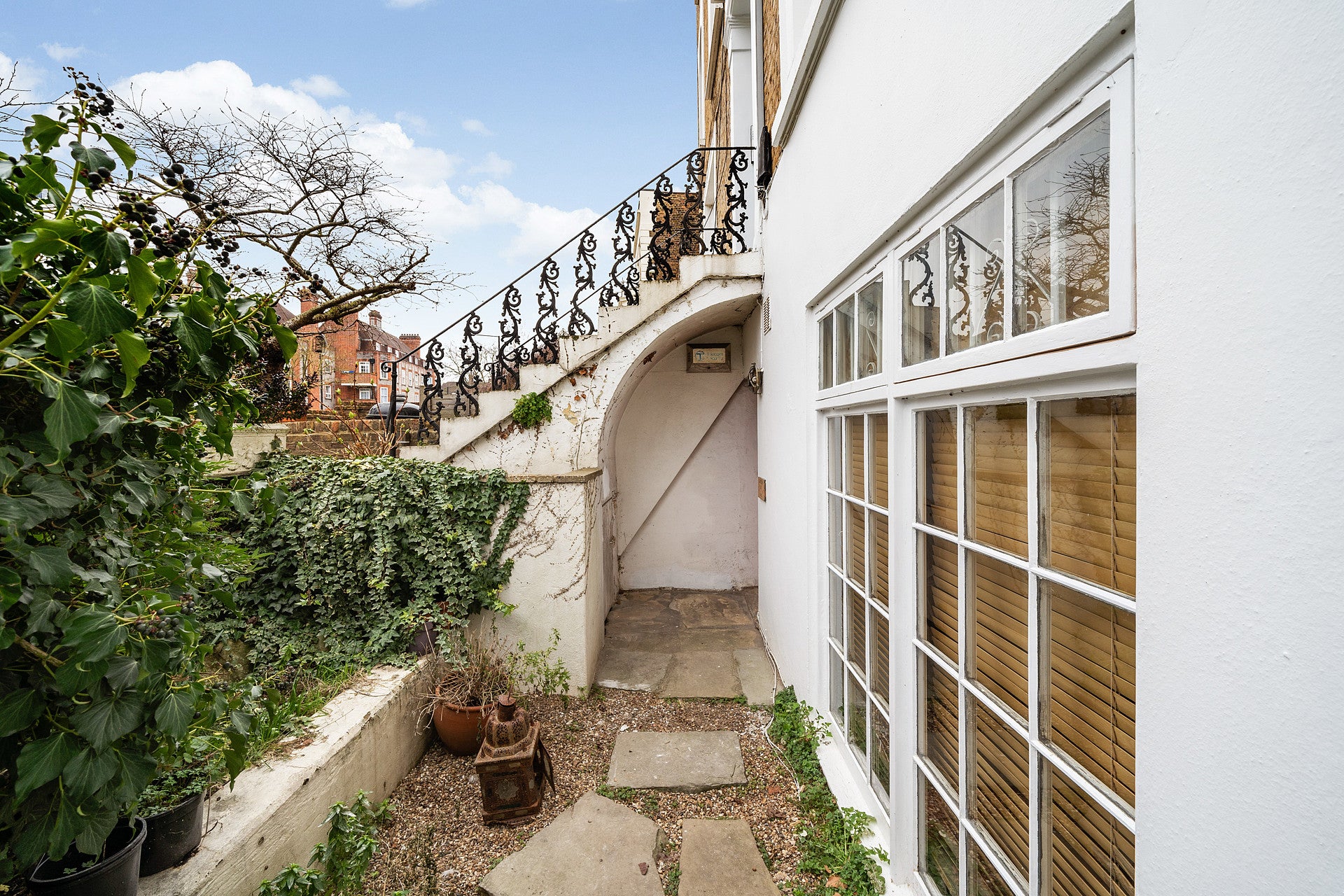 Flat Queen's Crescent in Greater London