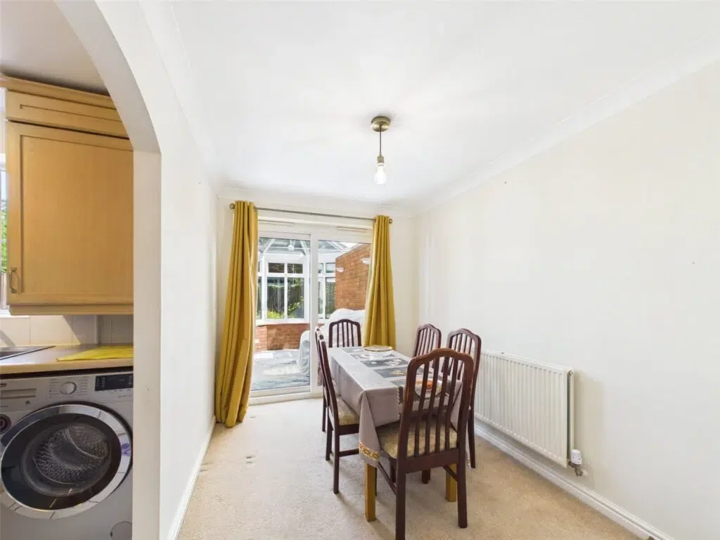 House Tudor Close in Tewkesbury
