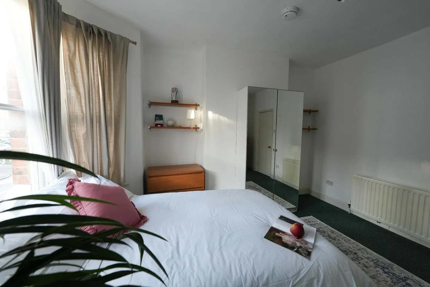 Room Bush Road in Greater London