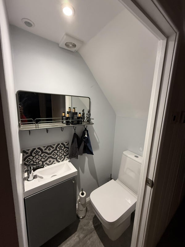 Room Basildon Road in Greater London