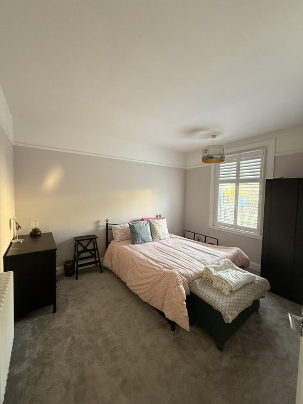 Room Basildon Road in Greater London