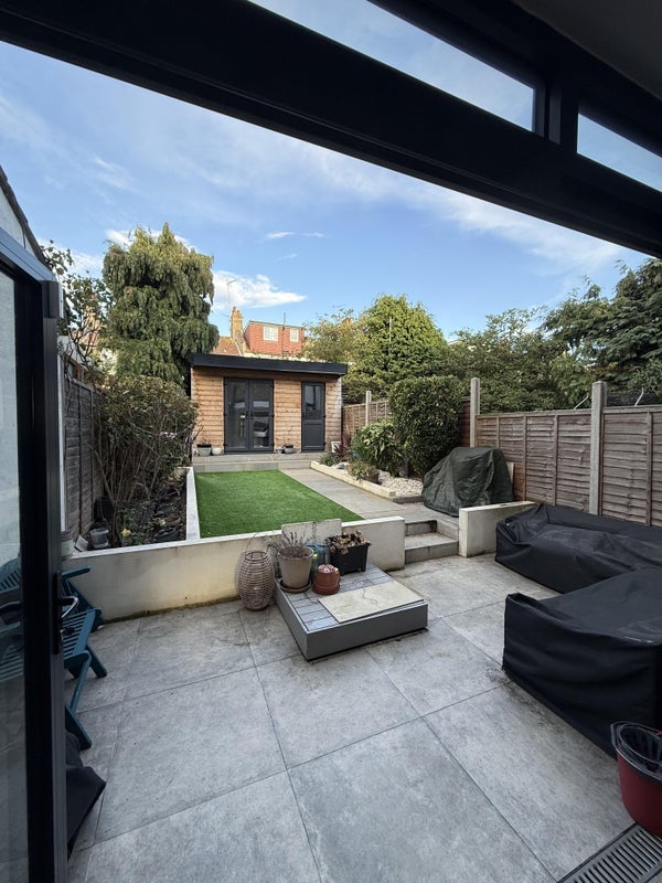 Room Basildon Road in Greater London