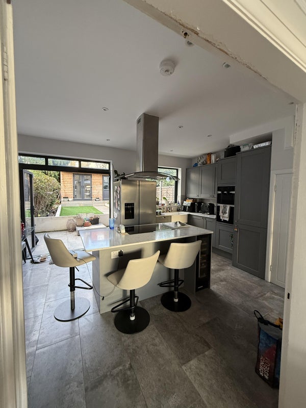 Room Basildon Road in Greater London