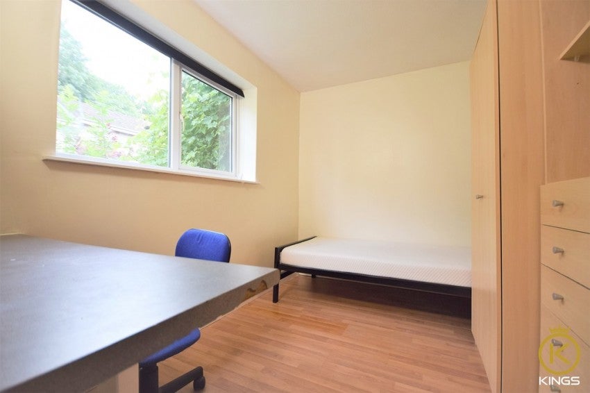 Room Egerton Road in Guildford