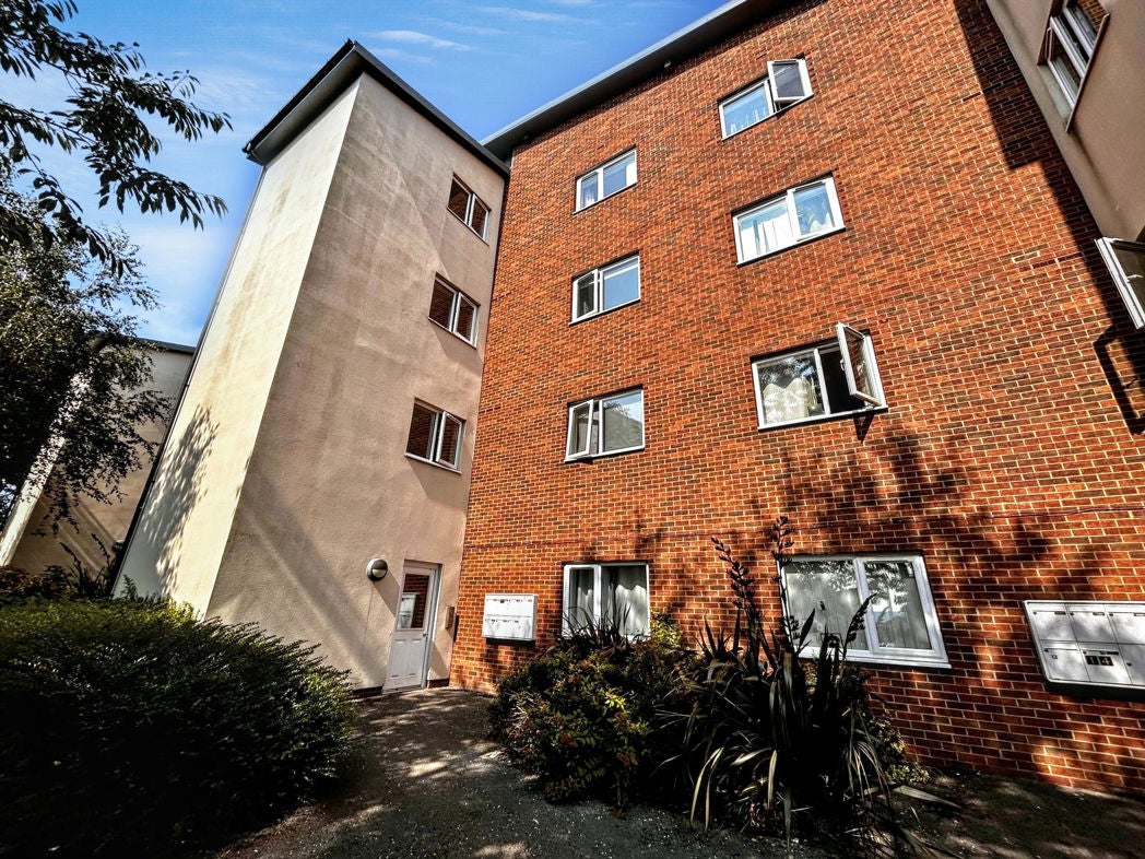 Flat Coniston Place in Gateshead
