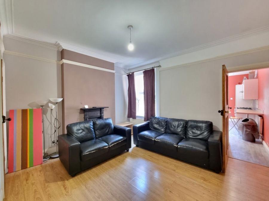 Room Thurlow Road in Leicester