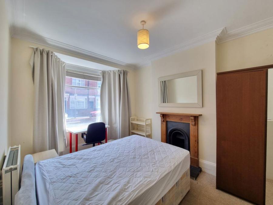 Room Thurlow Road in Leicester