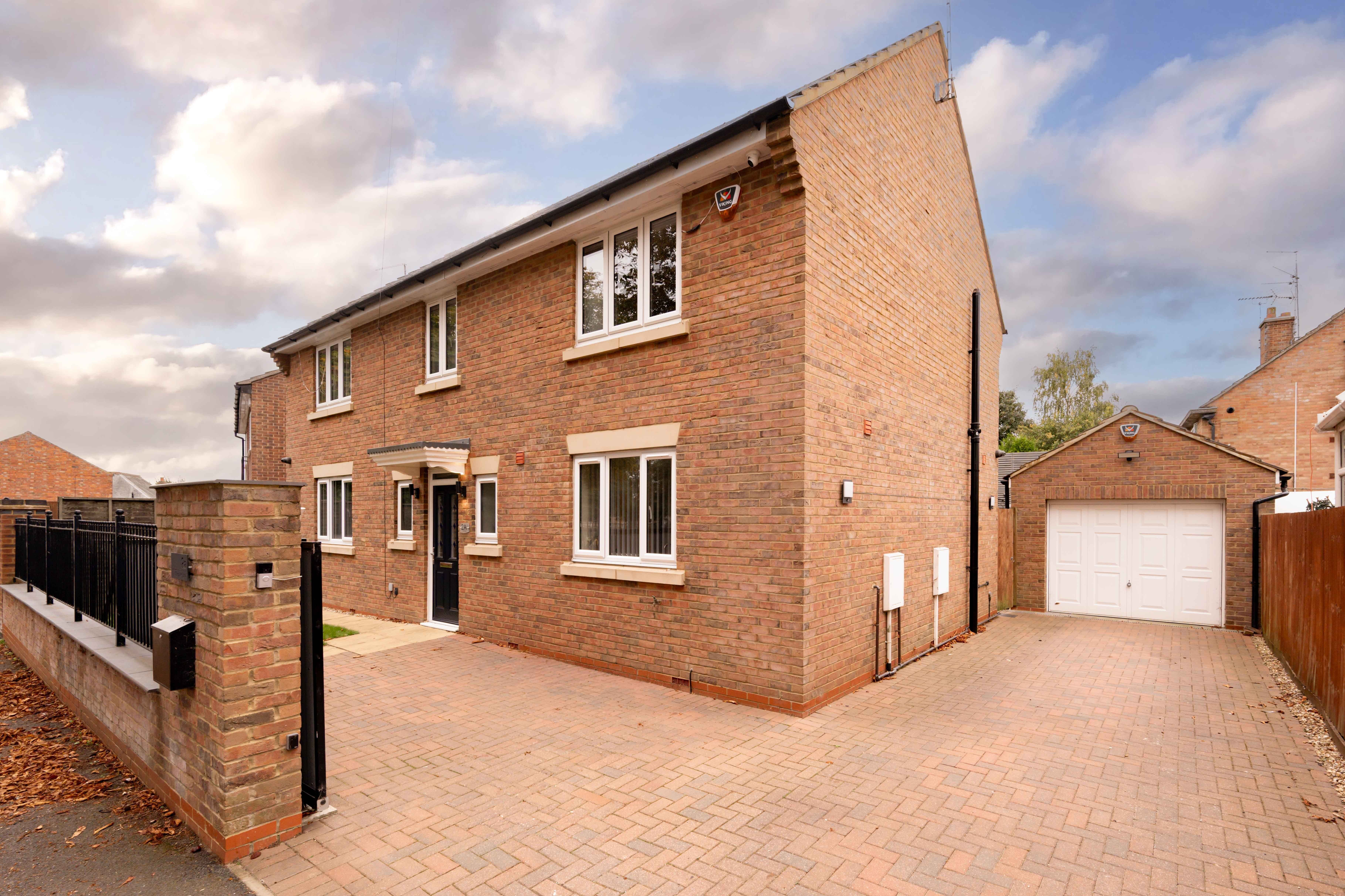 House Chaplins Lane in Desborough