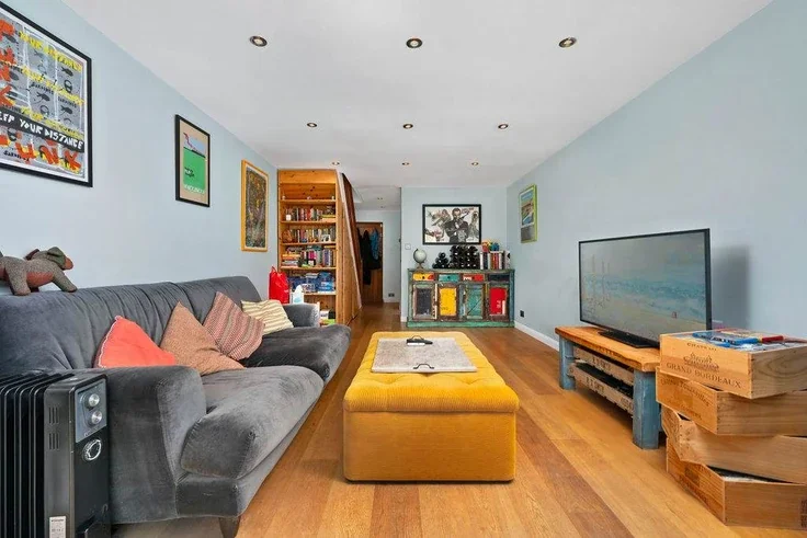 Flat Underwood Road in Greater London