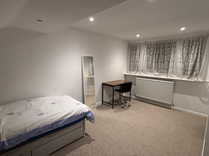 Room Elm Walk in Greater London
