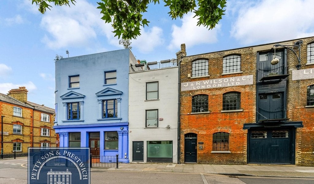 House Narrow Street in Greater London