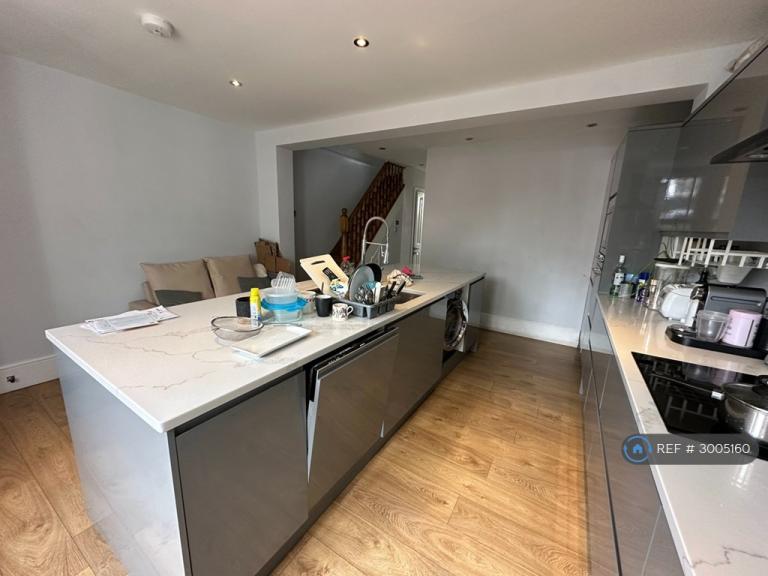 Room Manchester Road in Greater London