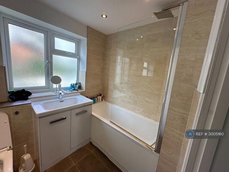 Room Manchester Road in Greater London