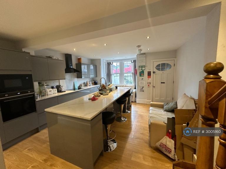 Room Manchester Road in Greater London
