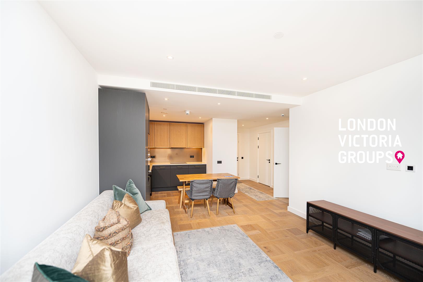 Flat Vaughan Way in Greater London