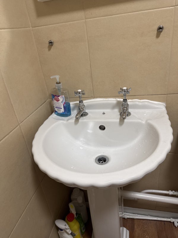 Room Lester Close in Liverpool