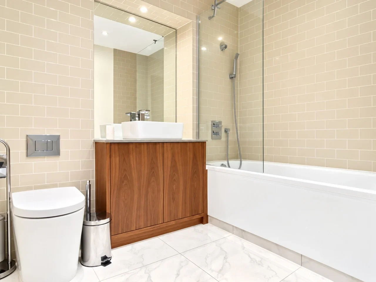 Flat Lincoln Plaza in Greater London