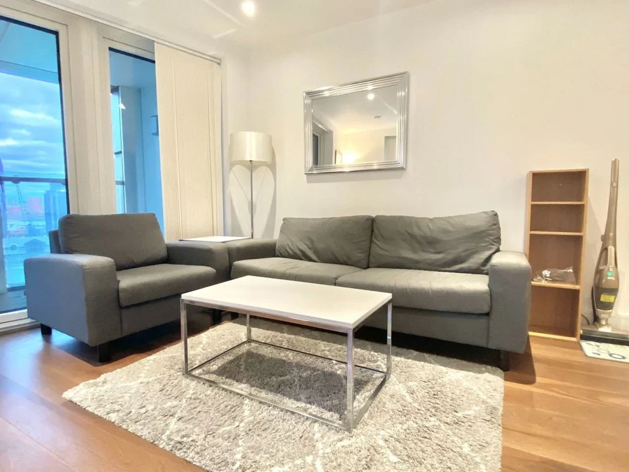 Flat Lincoln Plaza in Greater London