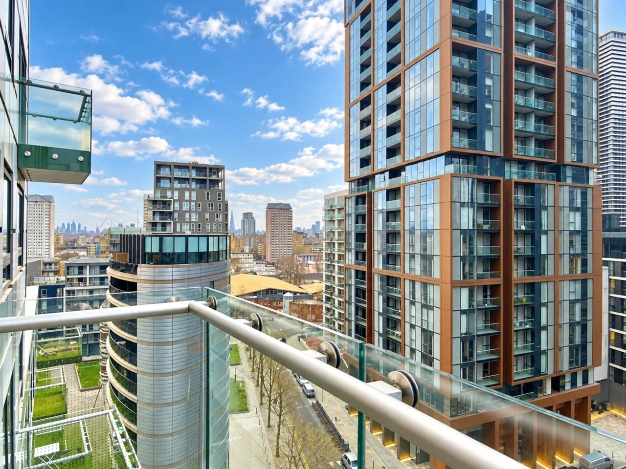 Flat Lincoln Plaza in Greater London