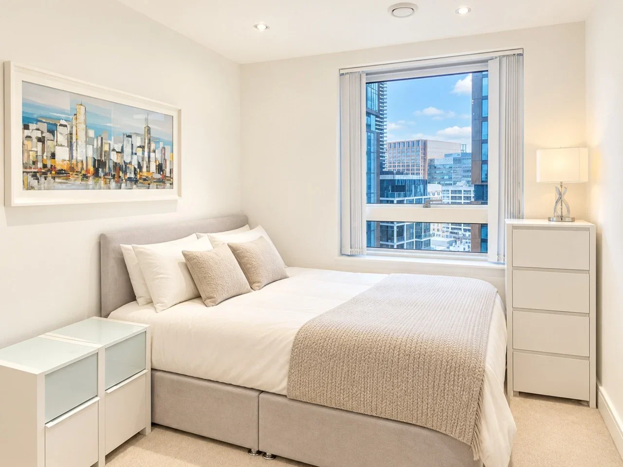 Flat Lincoln Plaza in Greater London
