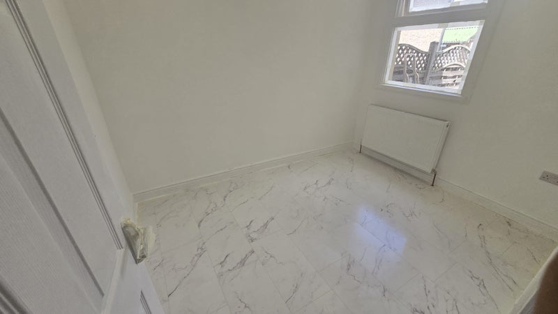 Room Gunning Street in Greater London