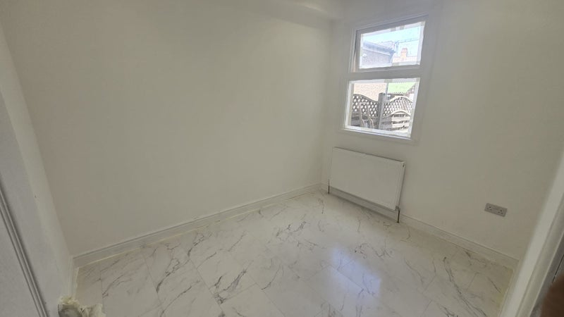 Room Gunning Street in Greater London
