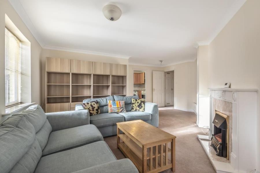 Flat Century Court in Woking