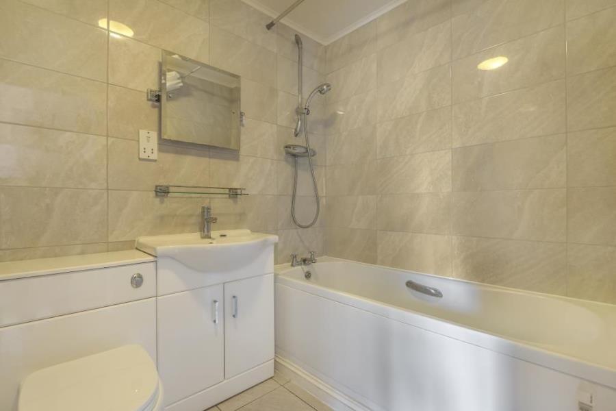 Flat Century Court in Woking