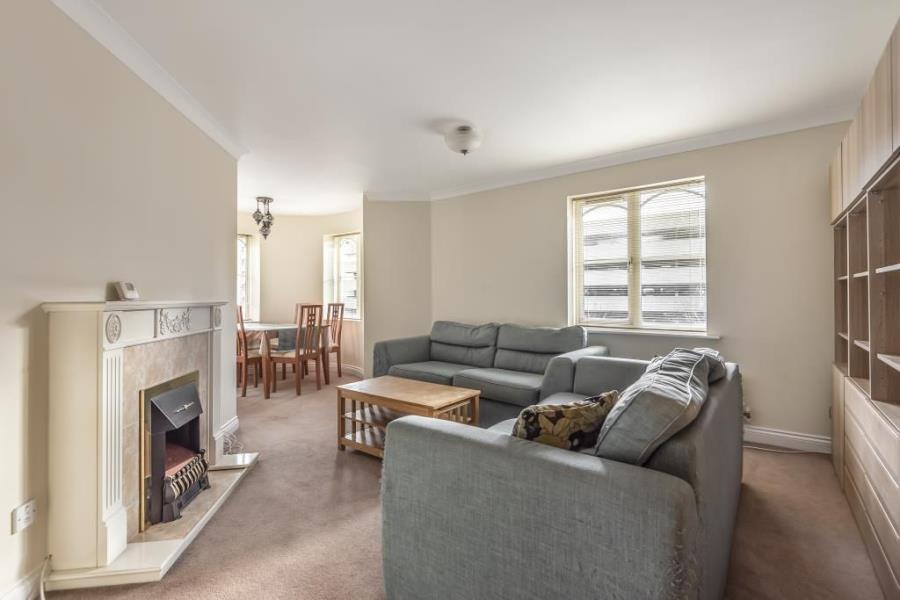 Flat Century Court in Woking