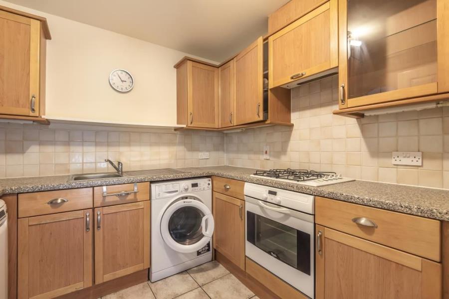 Flat Century Court in Woking