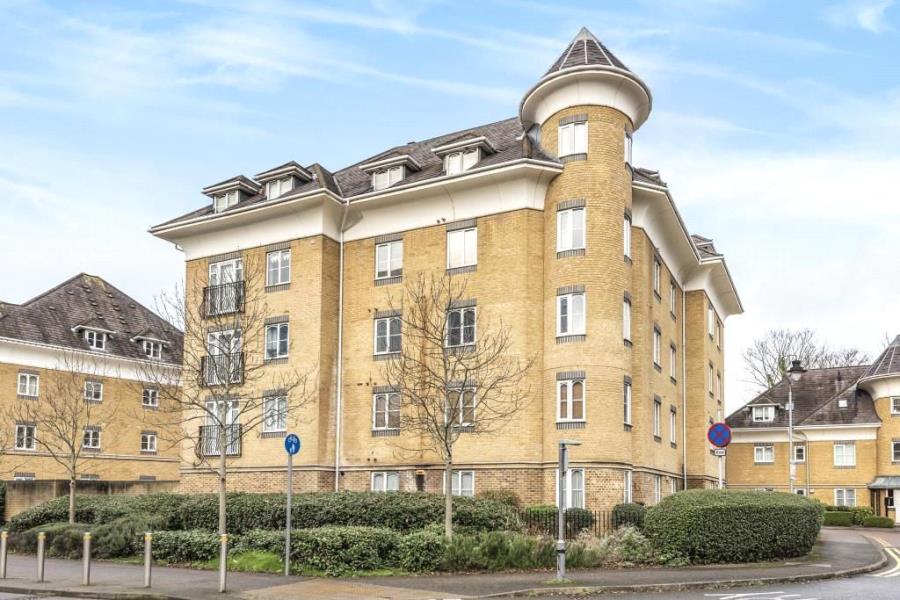 Flat Century Court in Woking