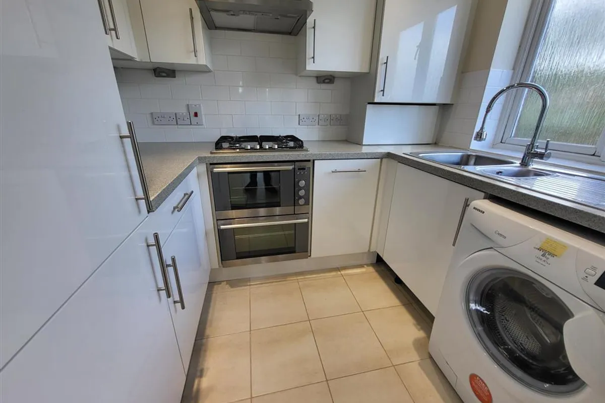 Flat Bycullah Avenue in Greater London
