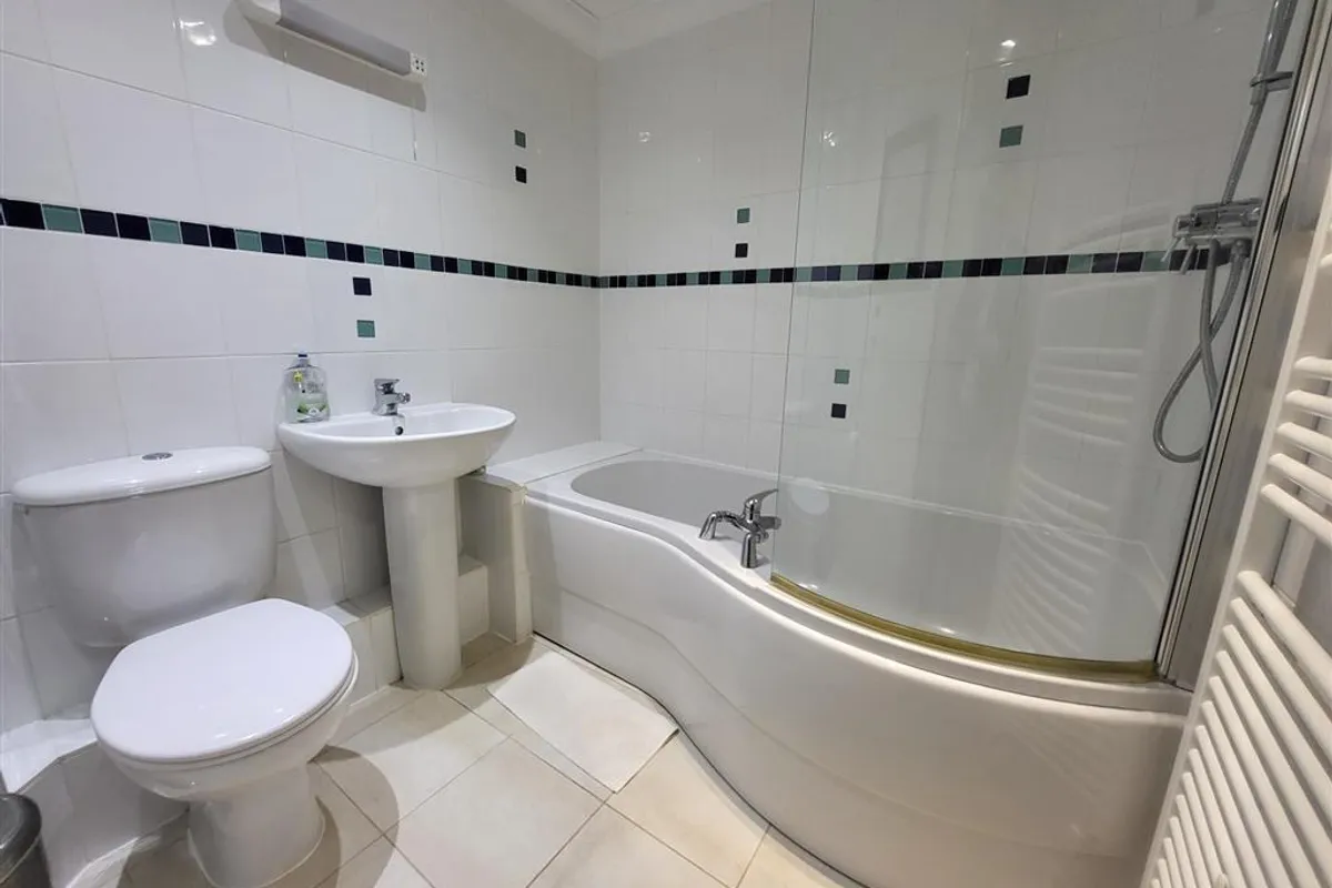 Flat Bycullah Avenue in Greater London