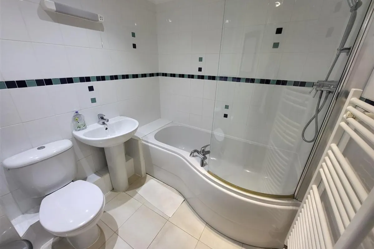 Flat Bycullah Avenue in Greater London