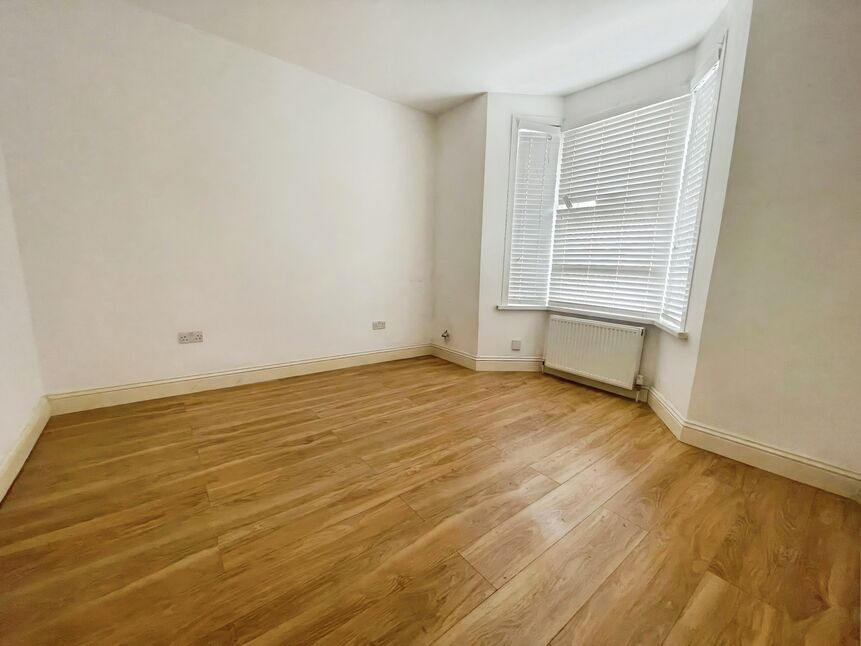 Flat Wellington Road in Greater London